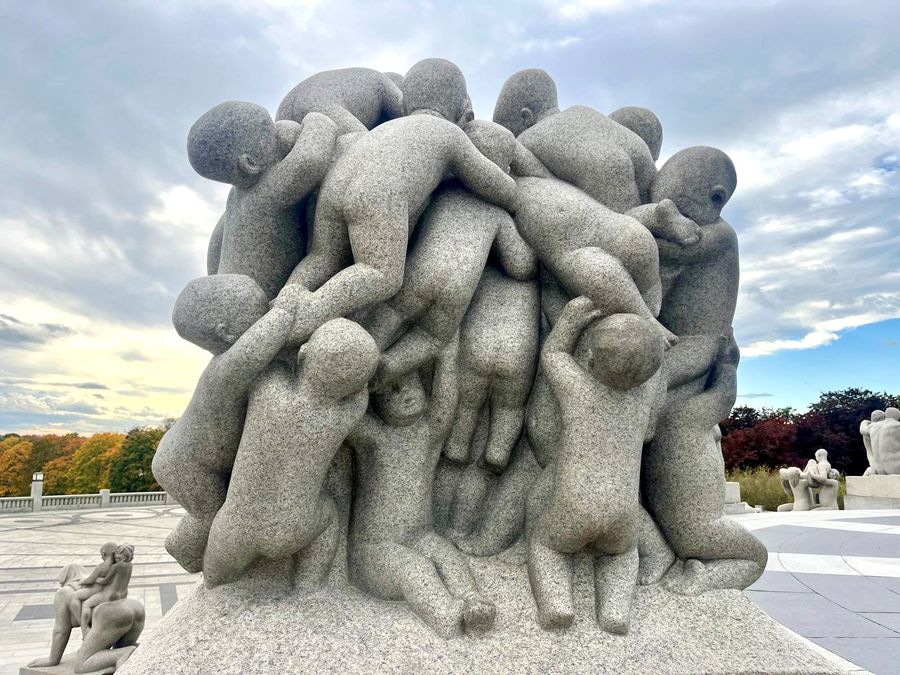 Steinskulptur einer Gruppe spielender Kinder