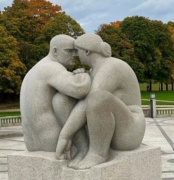 Steinskulptur eines Paares, das sich einander zuwendet