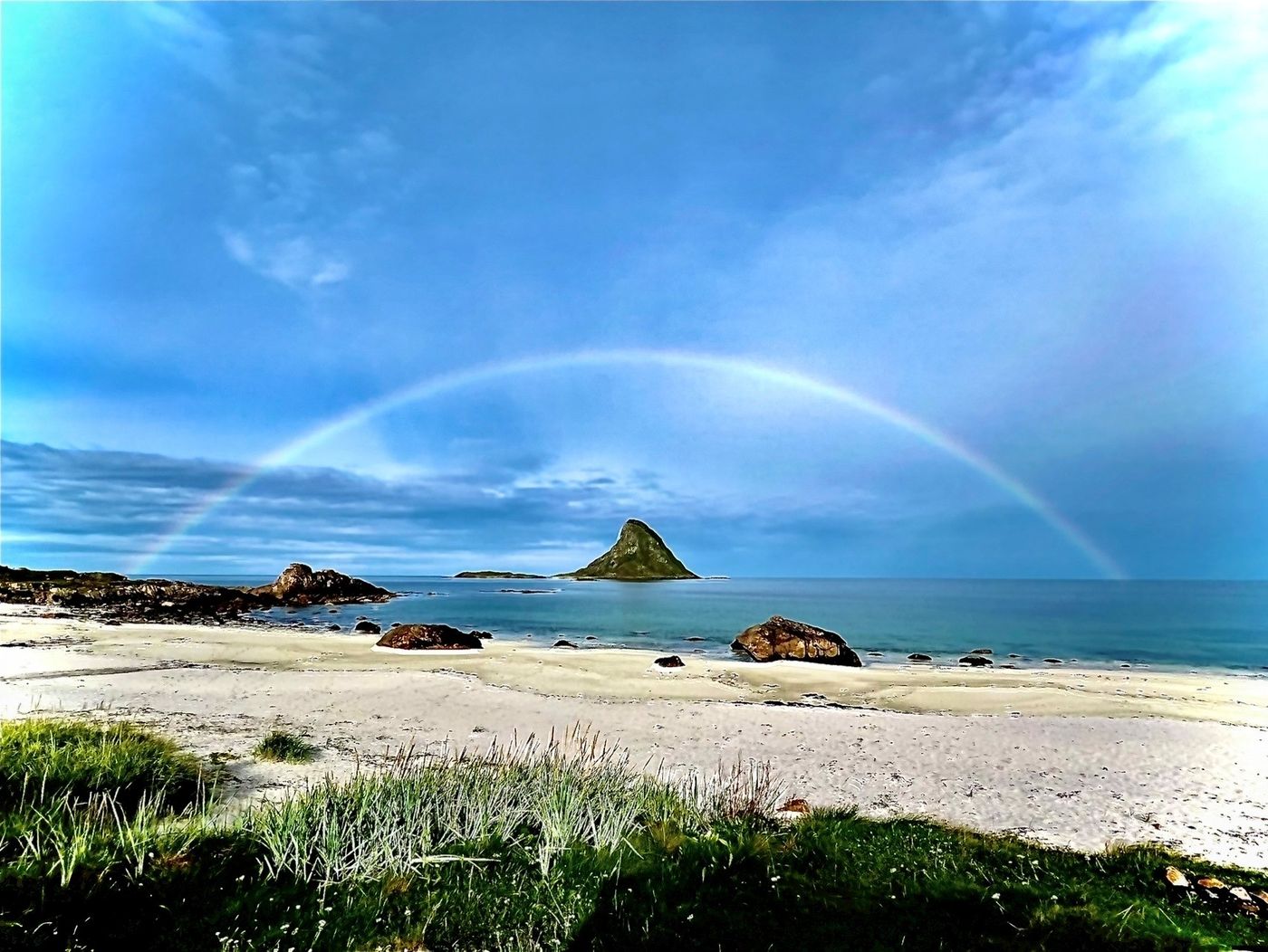 Regenbogen über einem Strand am Meer